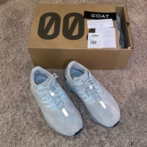 Yeezy 700 color “ salt “